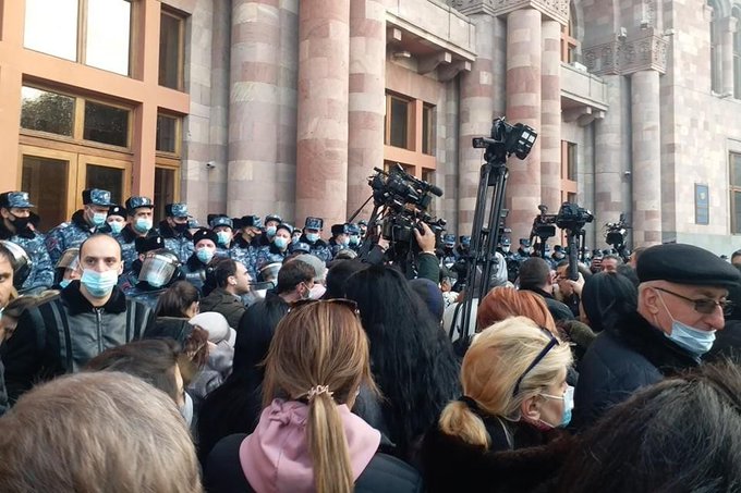 Ermenistan'da Paşinyan karşıtı gösteriler sürüyor